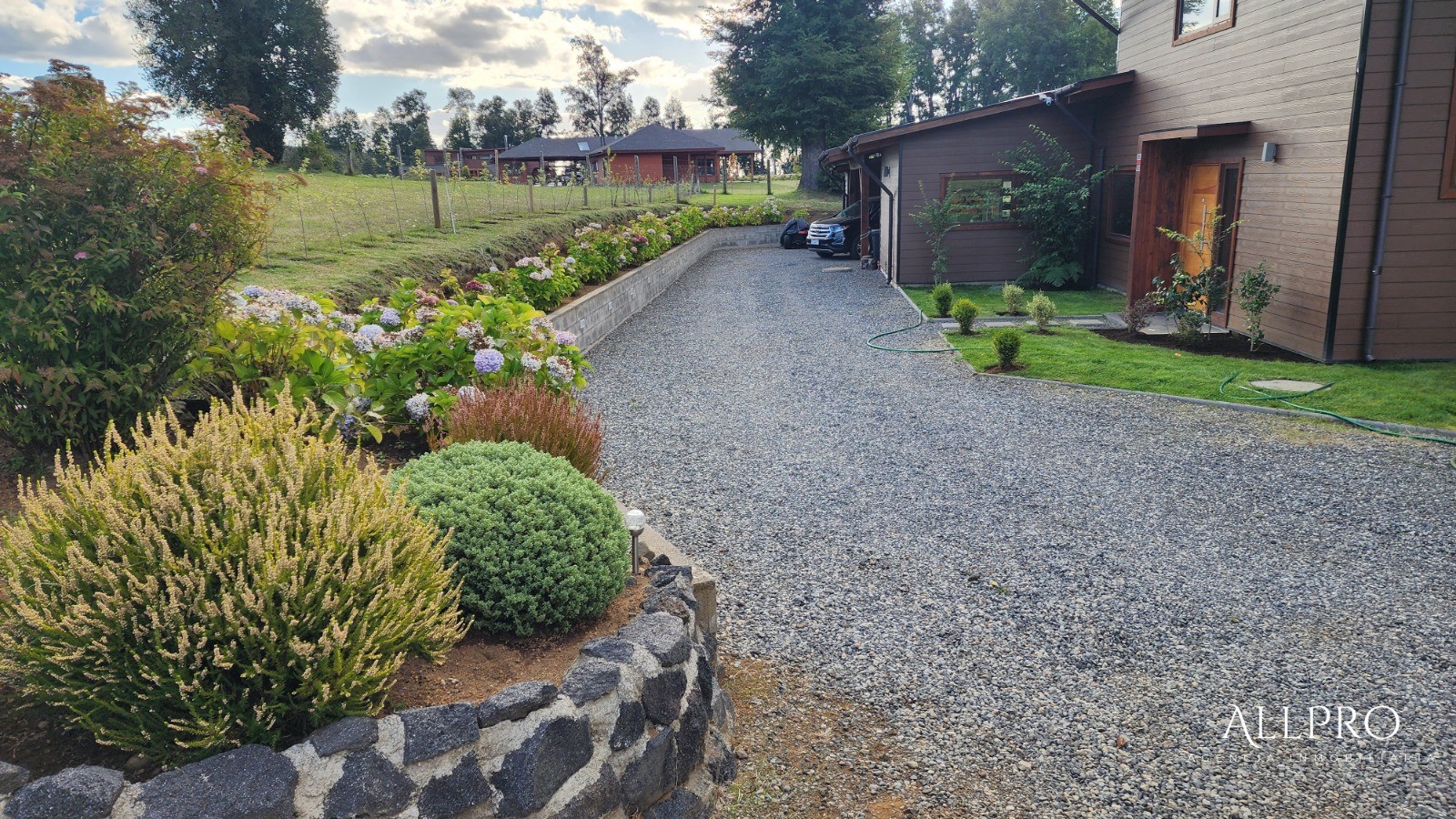 Hermosa Casa en venta en Pucón con Vistas Espectaculares al lago y Volcán 4D y 3B - Terreno plano con bosque 5.000m²